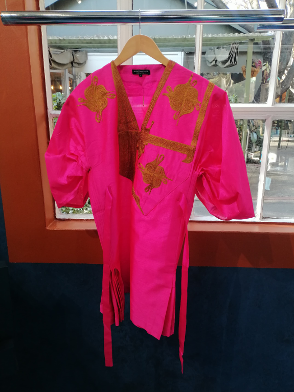 Robe Maina Courte Rose Fushia Broderie Marron