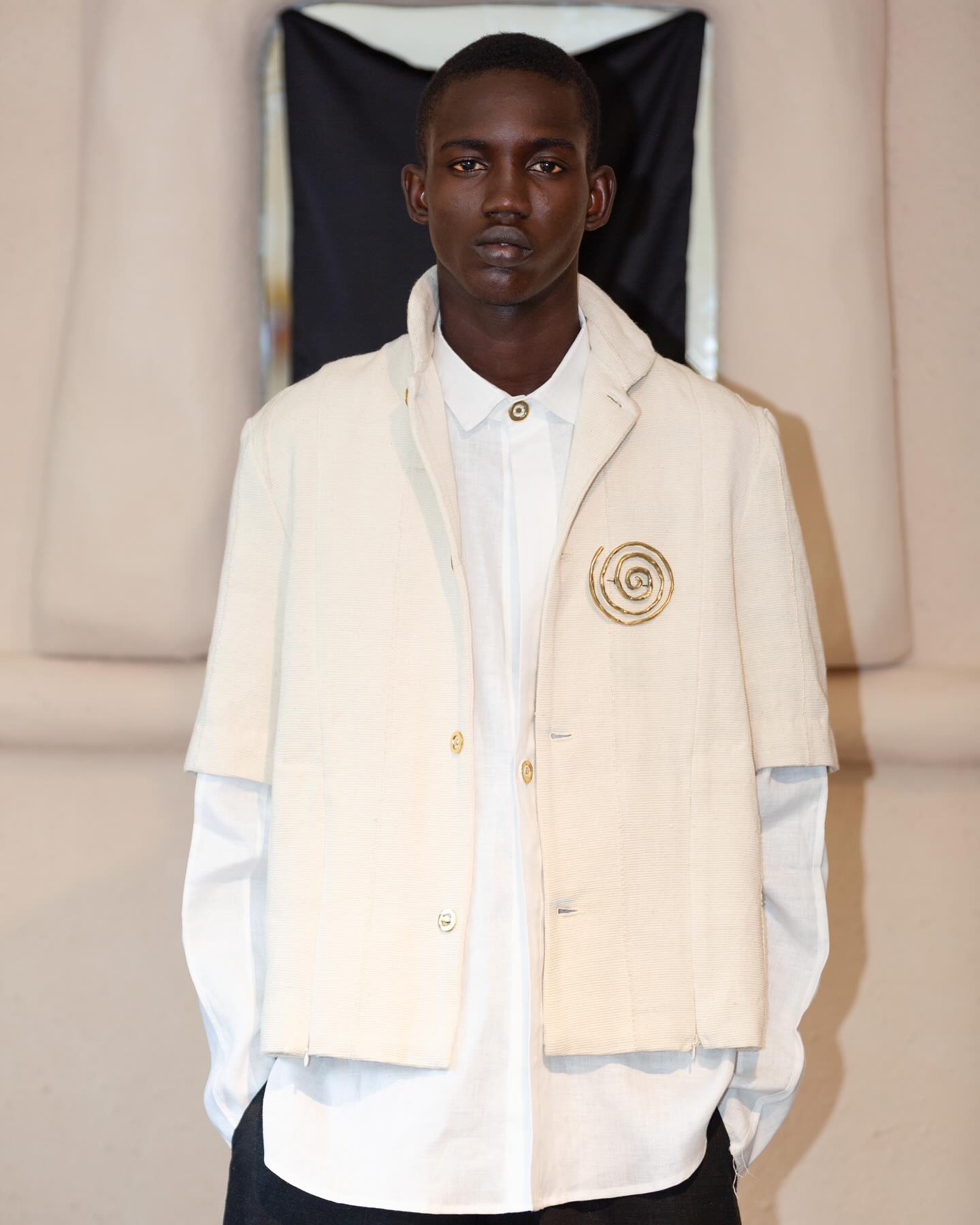 Short-Sleeved Woven Cotton Jacket Adorned With Bronze Buttons