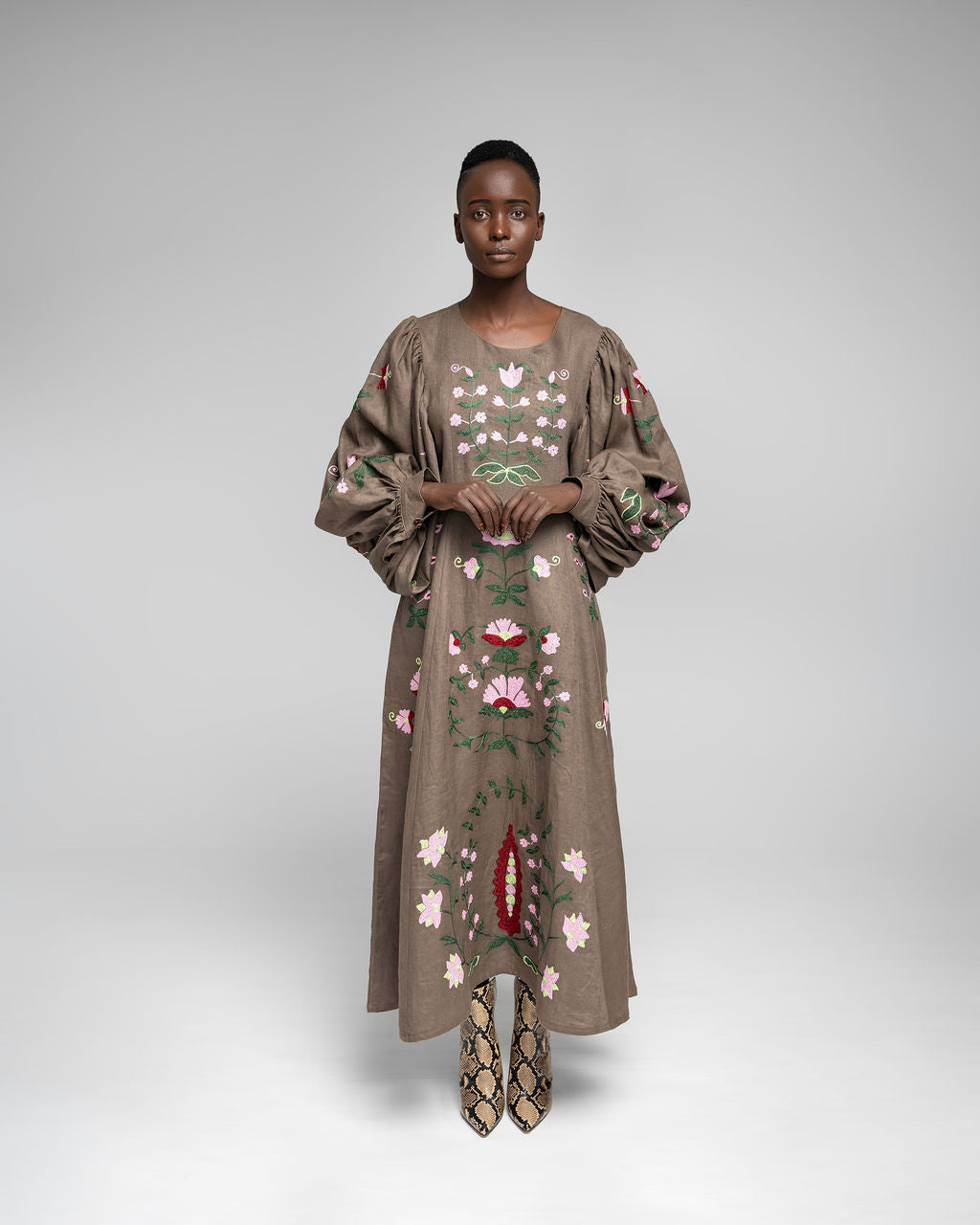 Loshoro Maxi - Hojicha w / multi embroidery