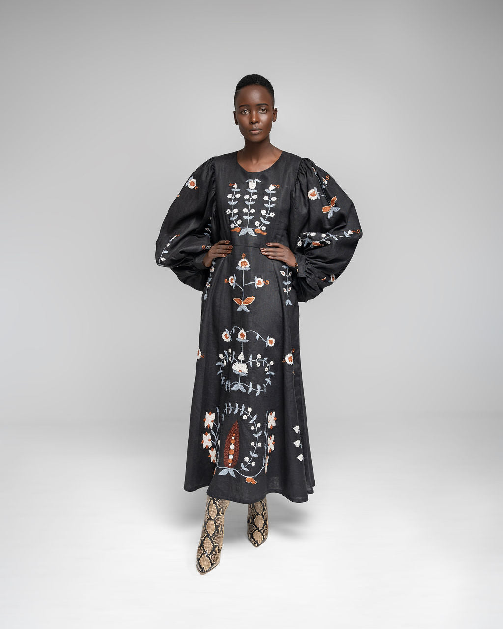 Loshoro Maxi - Black w / multi embroidery