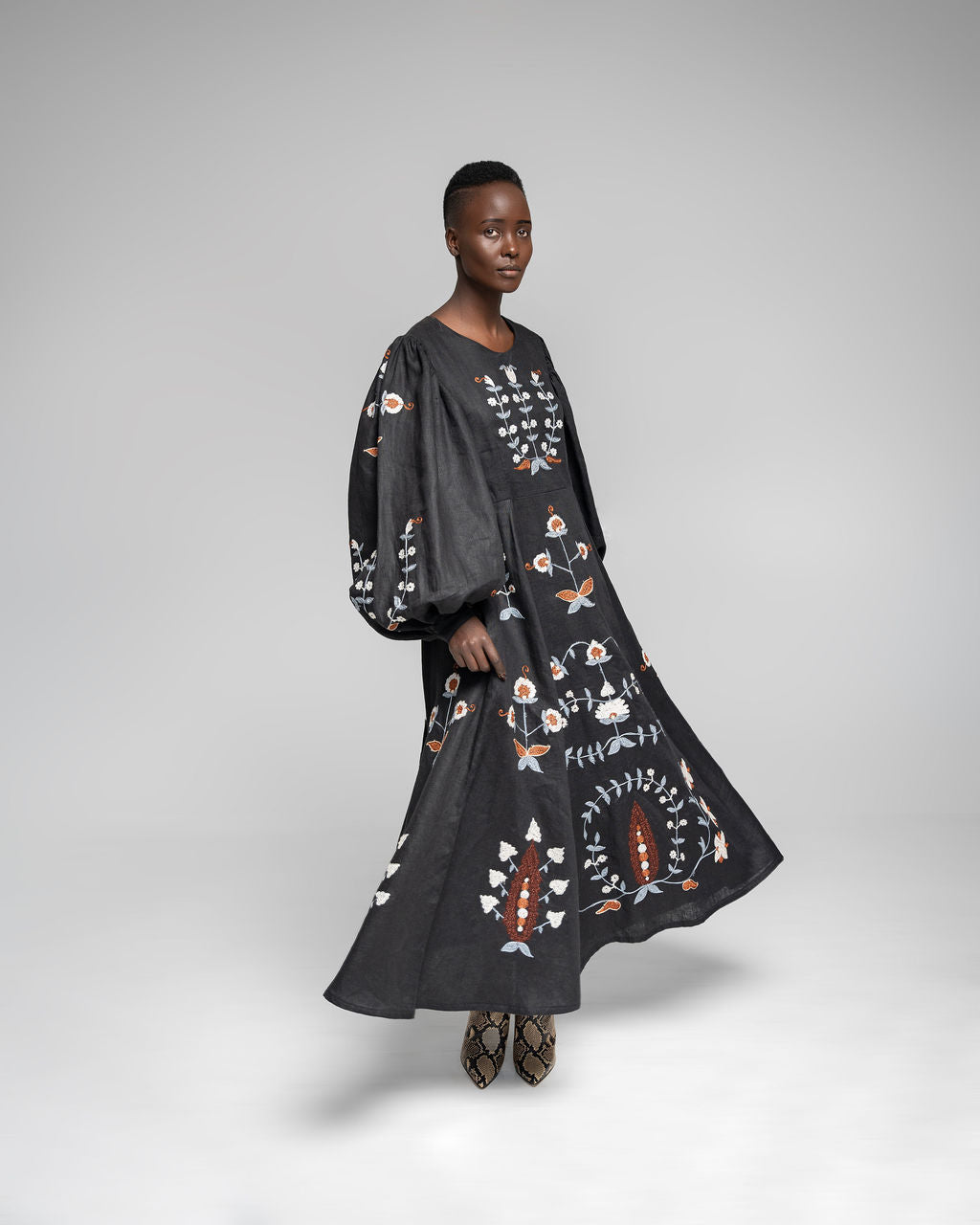 Loshoro Maxi - Black w / multi embroidery
