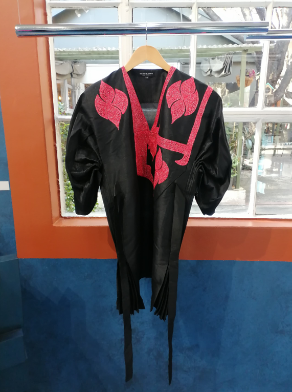 Robe Maïna Courte Noir Broderie Rouge Argente